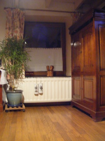 Salon avec châssis en bois